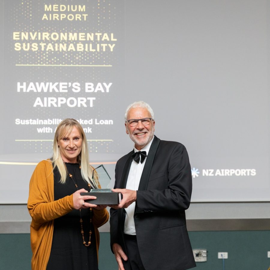 Hawke’s Bay Airport Sustainability Projects Manager Michelle Duncan (L) accepts the Sustainability Initiative award from NZ Airports Association CEO Kevin Ward (R)